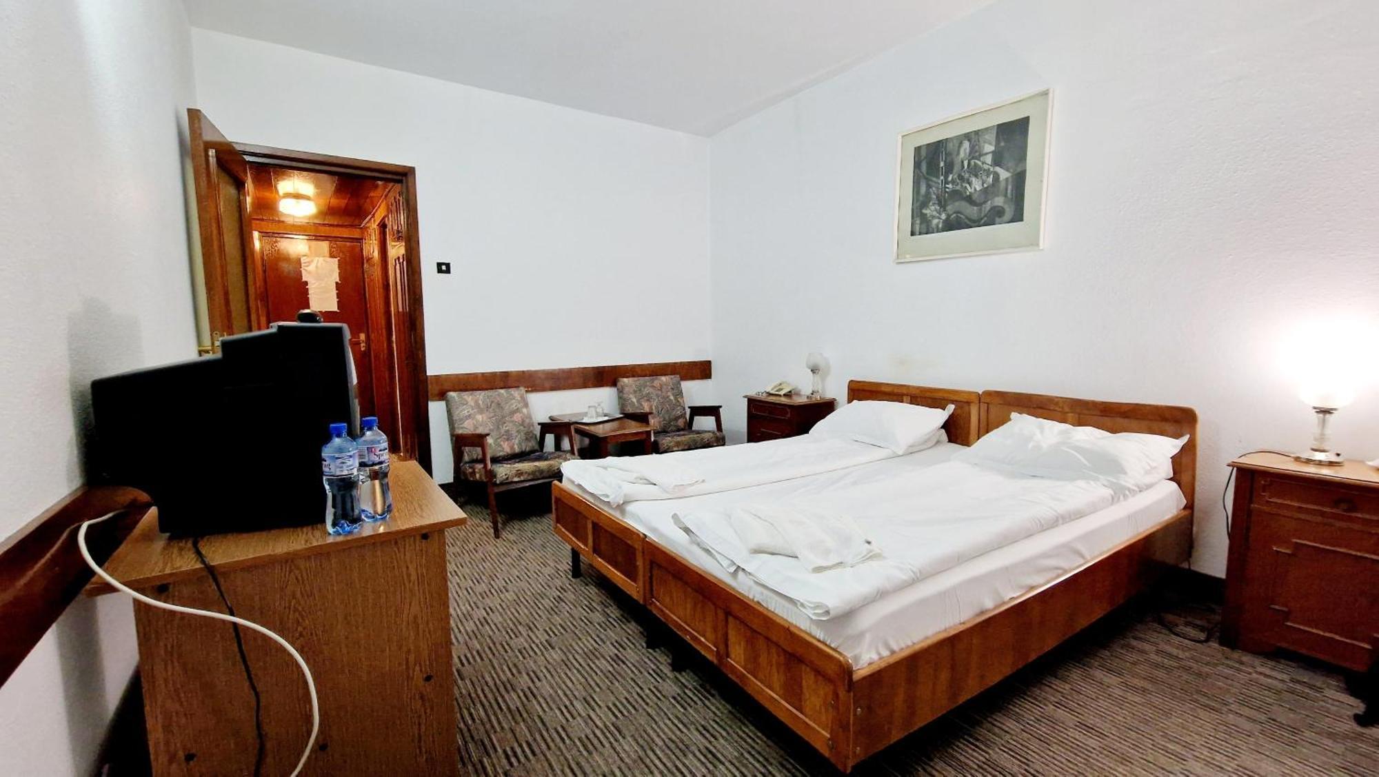 Hotel Bradul - Ковасна Екстер'єр фото